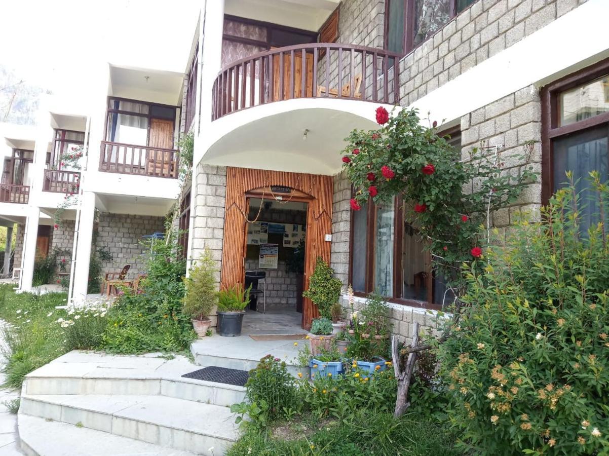 Tourist Hotel 10 Minutes Walking Distance From The Mall Manāli Екстериор снимка