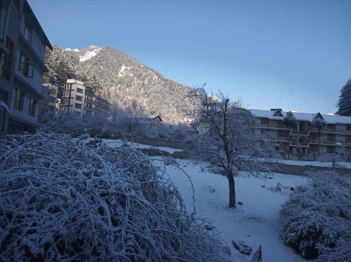 Tourist Hotel 10 Minutes Walking Distance From The Mall Manāli Екстериор снимка