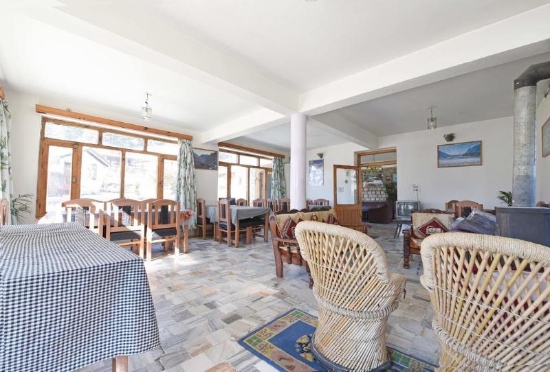 Tourist Hotel 10 Minutes Walking Distance From The Mall Manāli Екстериор снимка