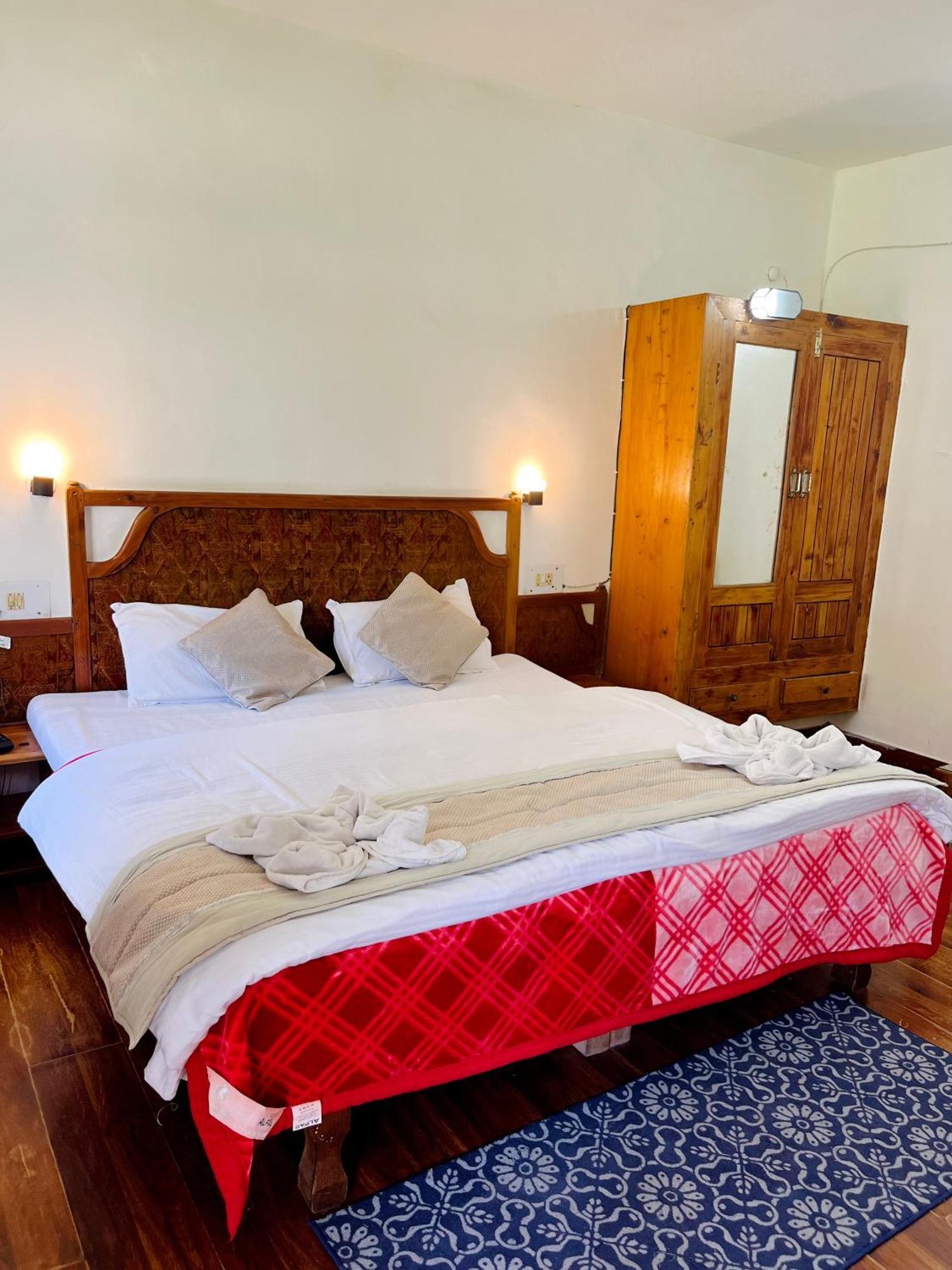 Tourist Hotel 10 Minutes Walking Distance From The Mall Manāli Екстериор снимка