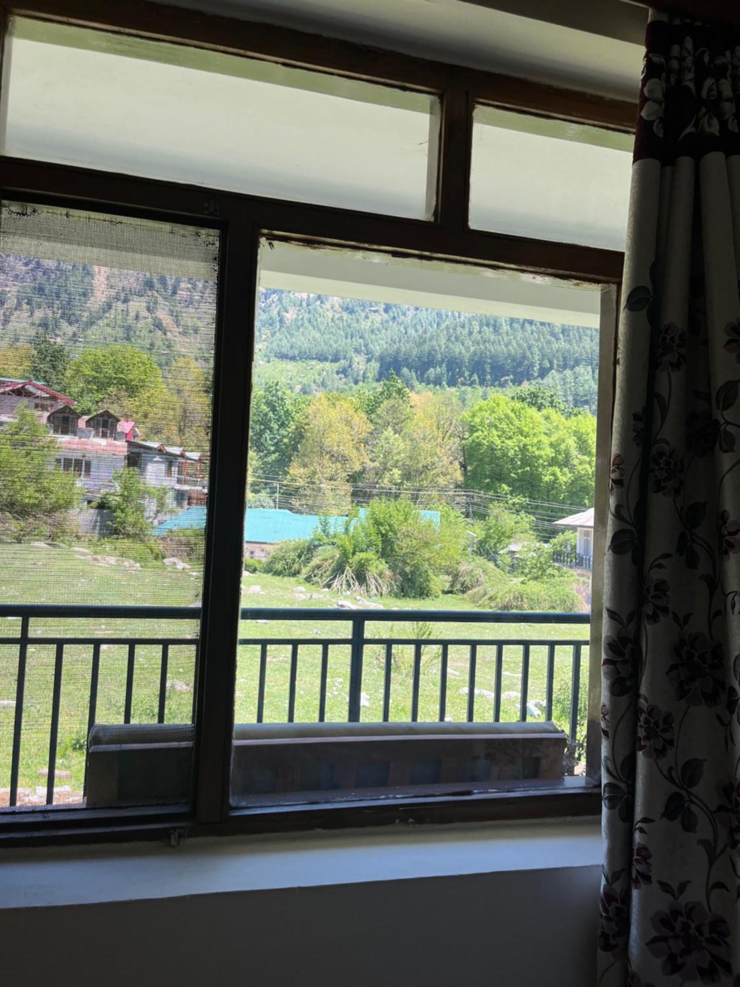 Tourist Hotel 10 Minutes Walking Distance From The Mall Manāli Екстериор снимка