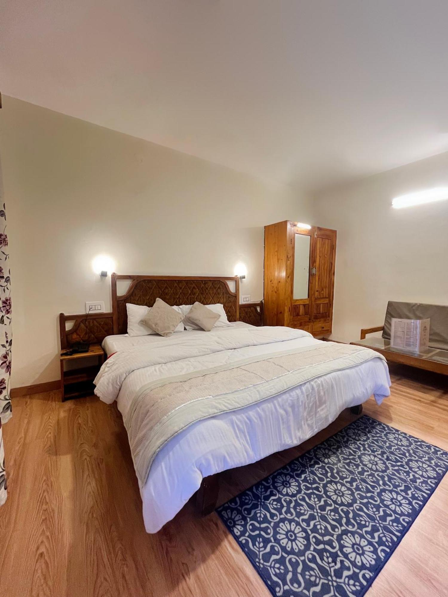 Tourist Hotel 10 Minutes Walking Distance From The Mall Manāli Екстериор снимка