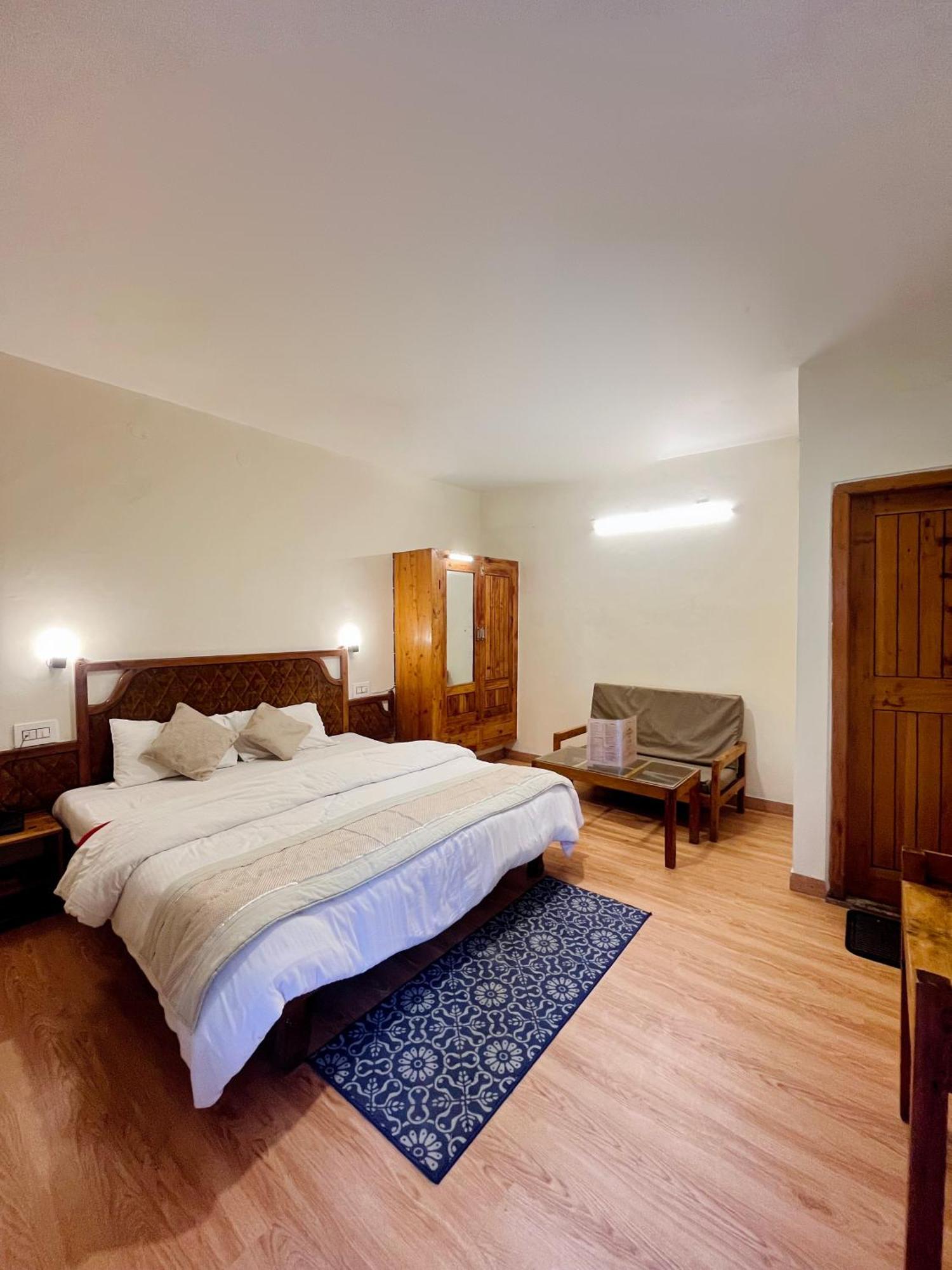 Tourist Hotel 10 Minutes Walking Distance From The Mall Manāli Екстериор снимка