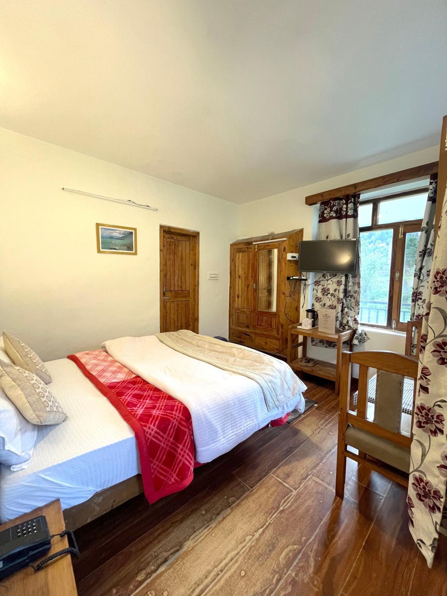 Tourist Hotel 10 Minutes Walking Distance From The Mall Manāli Екстериор снимка