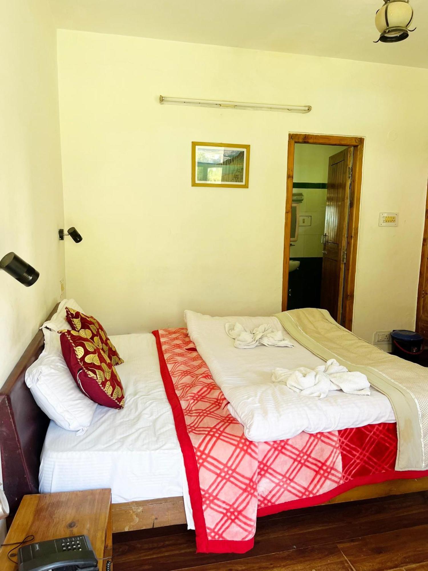 Tourist Hotel 10 Minutes Walking Distance From The Mall Manāli Екстериор снимка