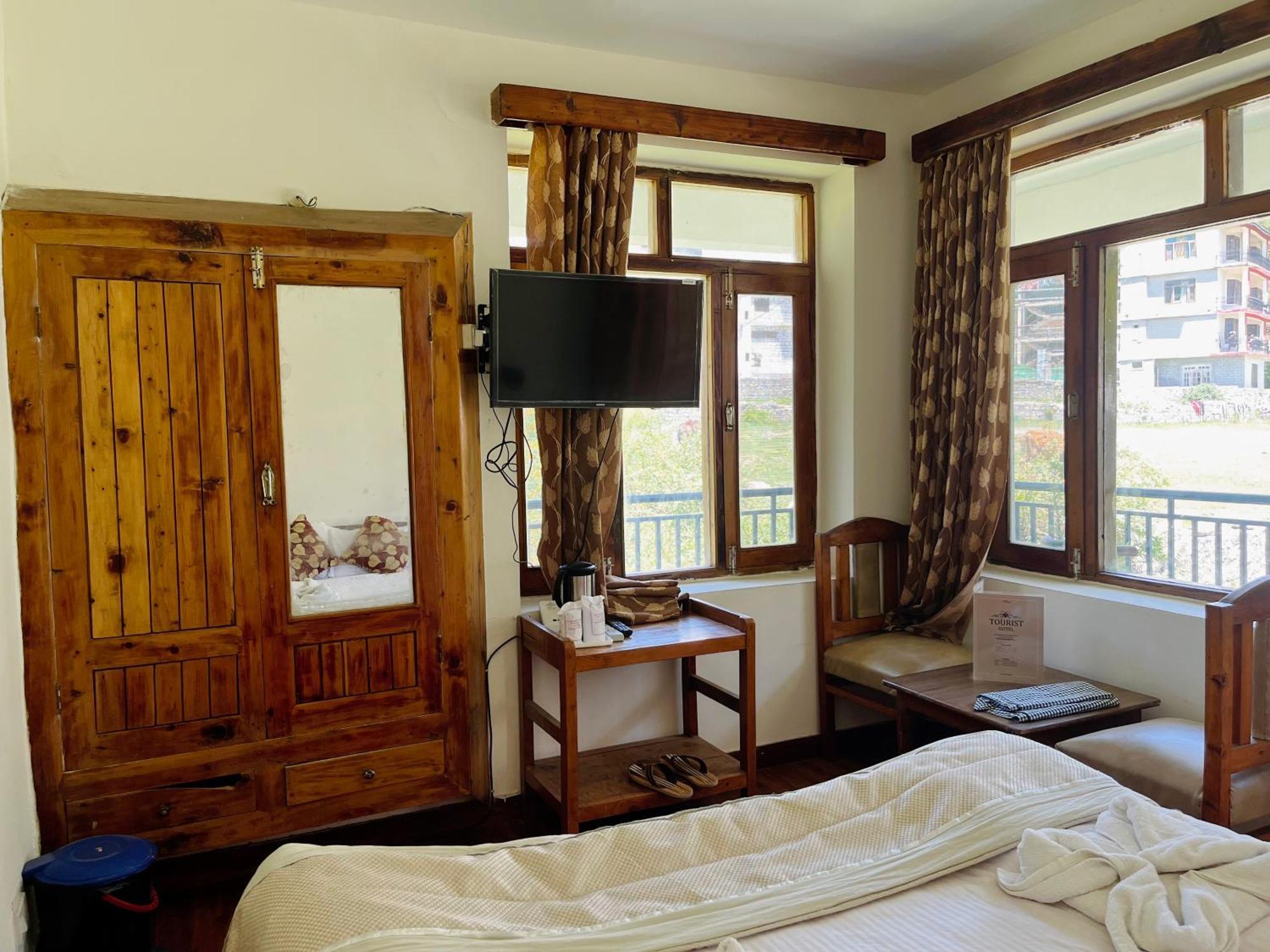 Tourist Hotel 10 Minutes Walking Distance From The Mall Manāli Екстериор снимка