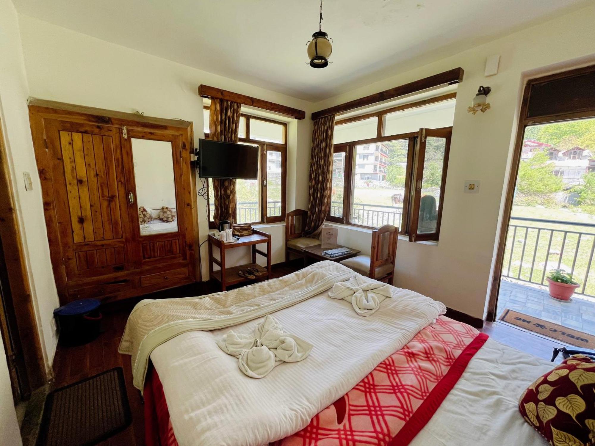 Tourist Hotel 10 Minutes Walking Distance From The Mall Manāli Екстериор снимка