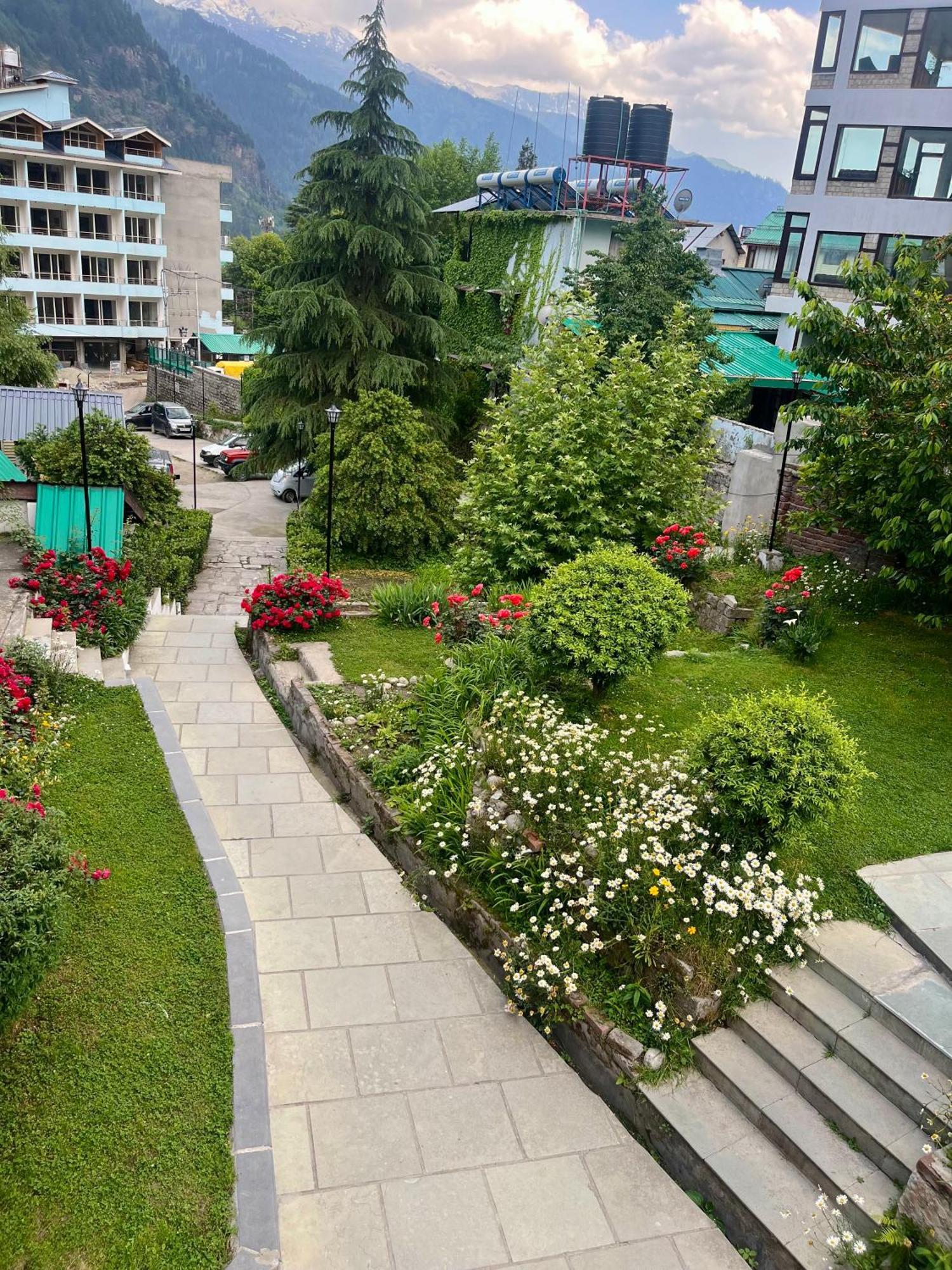 Tourist Hotel 10 Minutes Walking Distance From The Mall Manāli Екстериор снимка