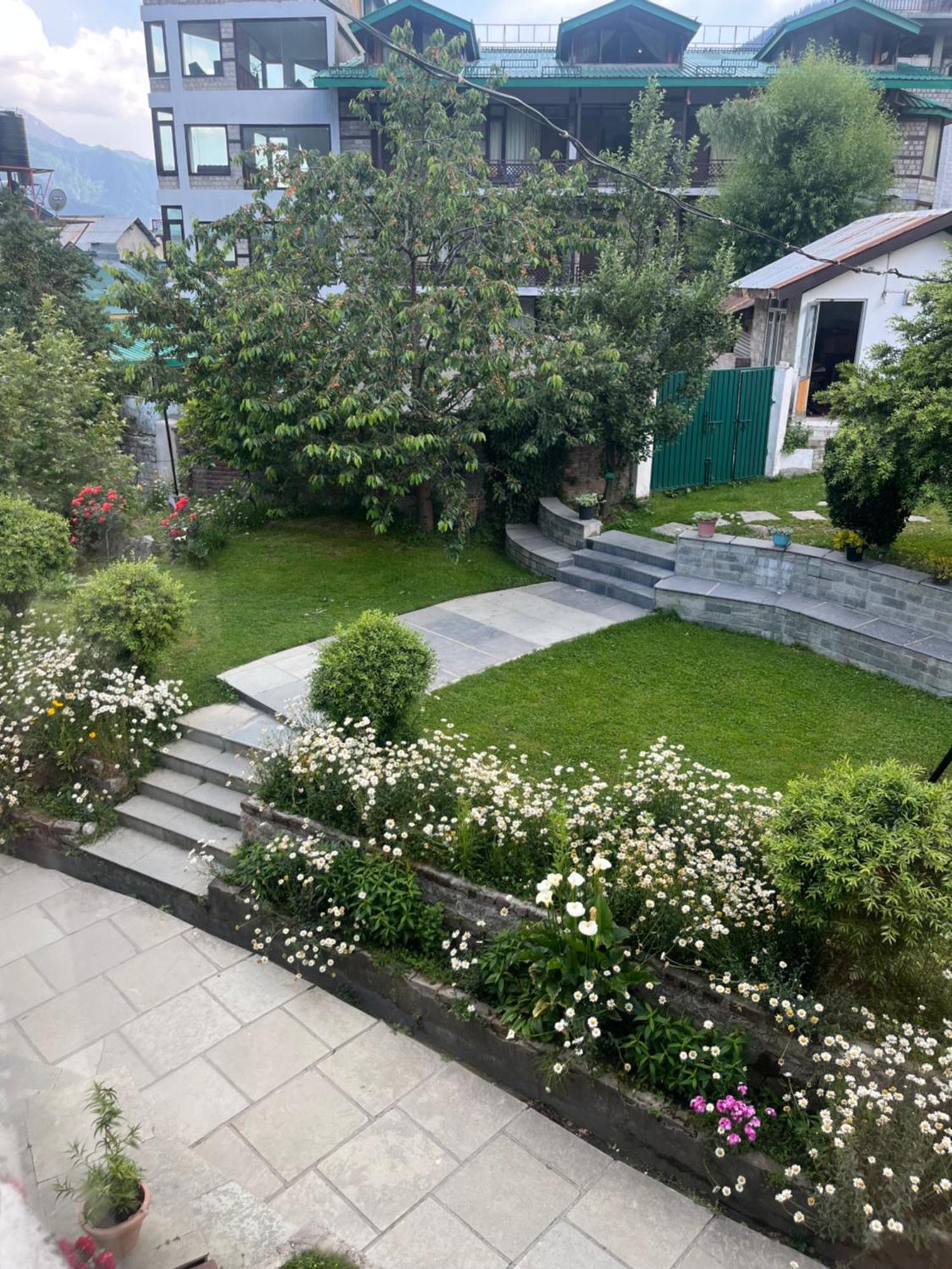 Tourist Hotel 10 Minutes Walking Distance From The Mall Manāli Екстериор снимка