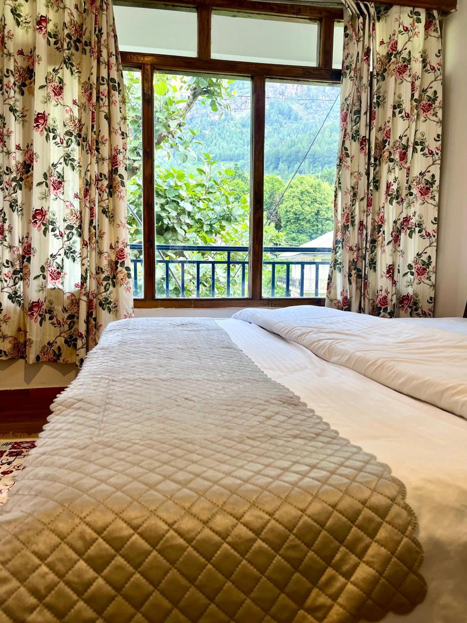 Tourist Hotel 10 Minutes Walking Distance From The Mall Manāli Екстериор снимка