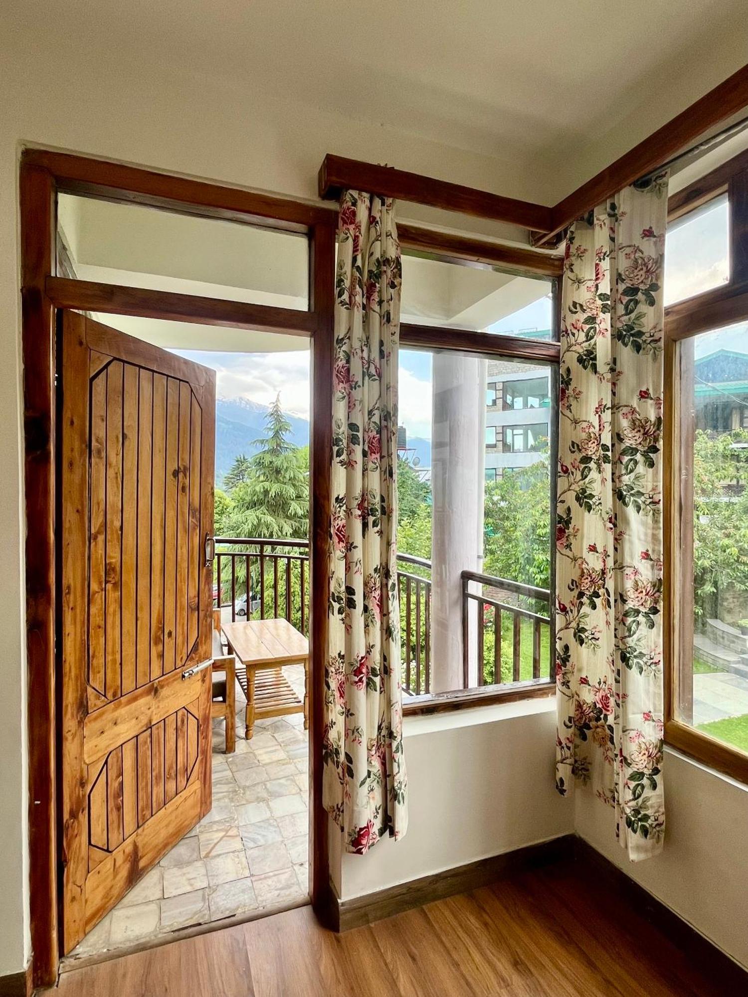 Tourist Hotel 10 Minutes Walking Distance From The Mall Manāli Екстериор снимка