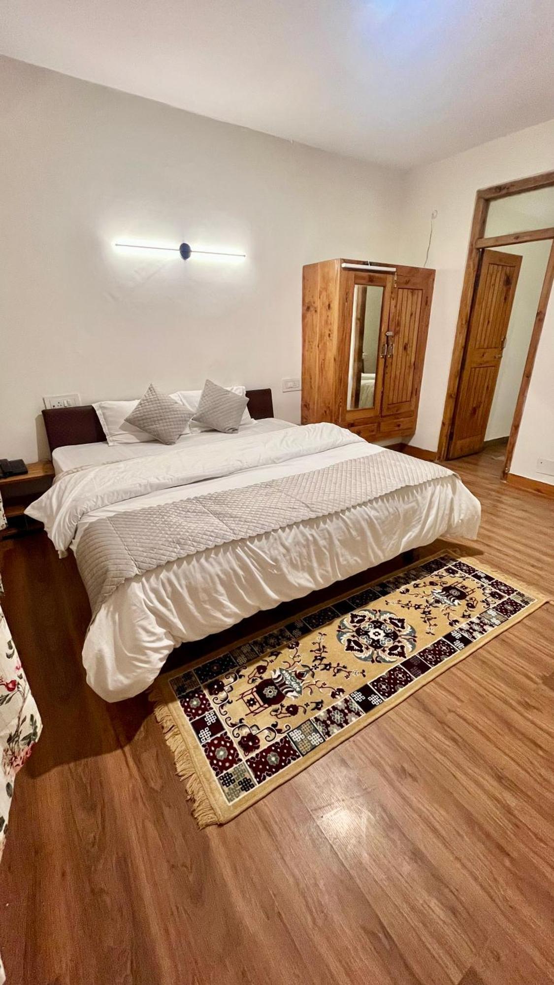 Tourist Hotel 10 Minutes Walking Distance From The Mall Manāli Екстериор снимка