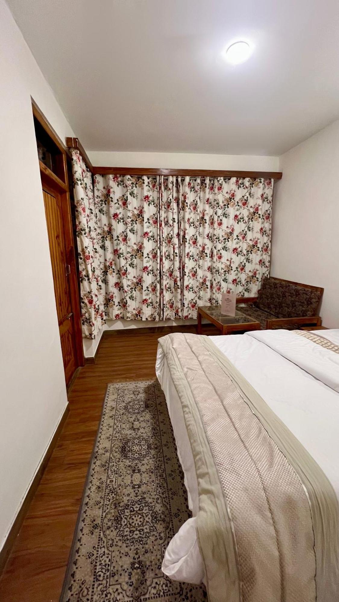 Tourist Hotel 10 Minutes Walking Distance From The Mall Manāli Екстериор снимка