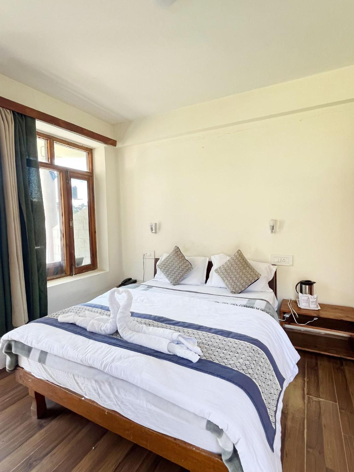 Tourist Hotel 10 Minutes Walking Distance From The Mall Manāli Екстериор снимка