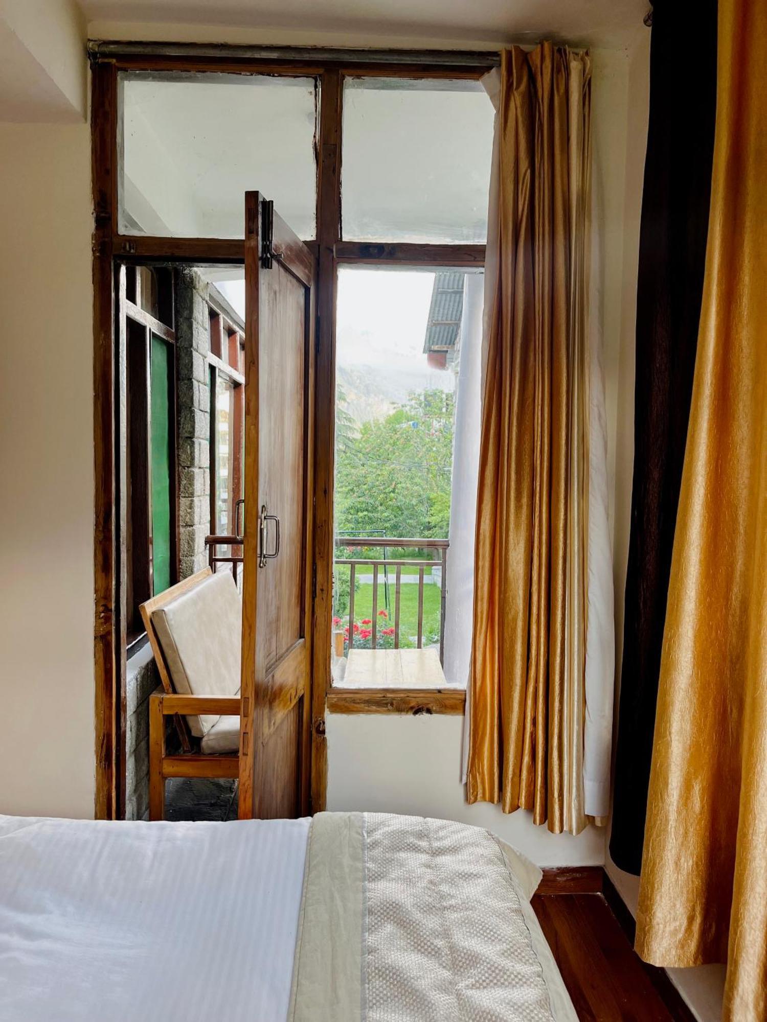 Tourist Hotel 10 Minutes Walking Distance From The Mall Manāli Екстериор снимка