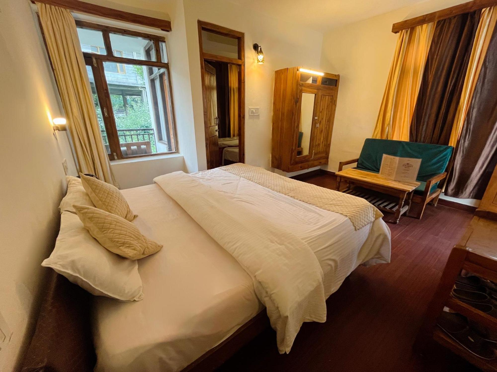 Tourist Hotel 10 Minutes Walking Distance From The Mall Manāli Екстериор снимка
