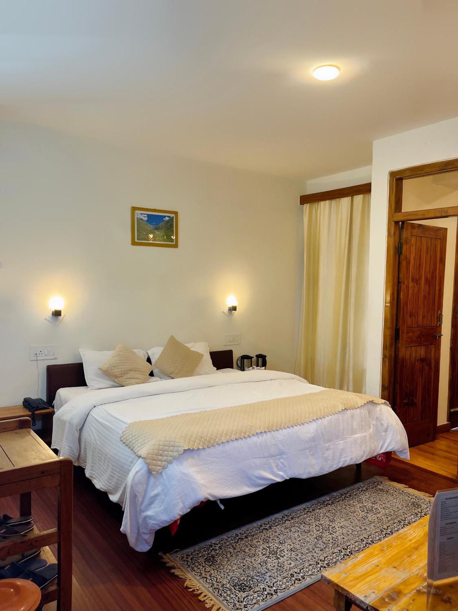 Tourist Hotel 10 Minutes Walking Distance From The Mall Manāli Екстериор снимка