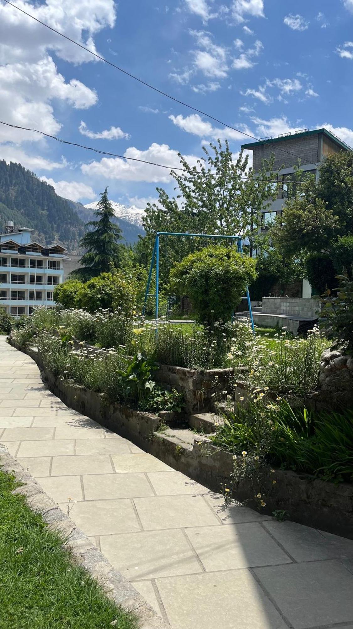 Tourist Hotel 10 Minutes Walking Distance From The Mall Manāli Екстериор снимка