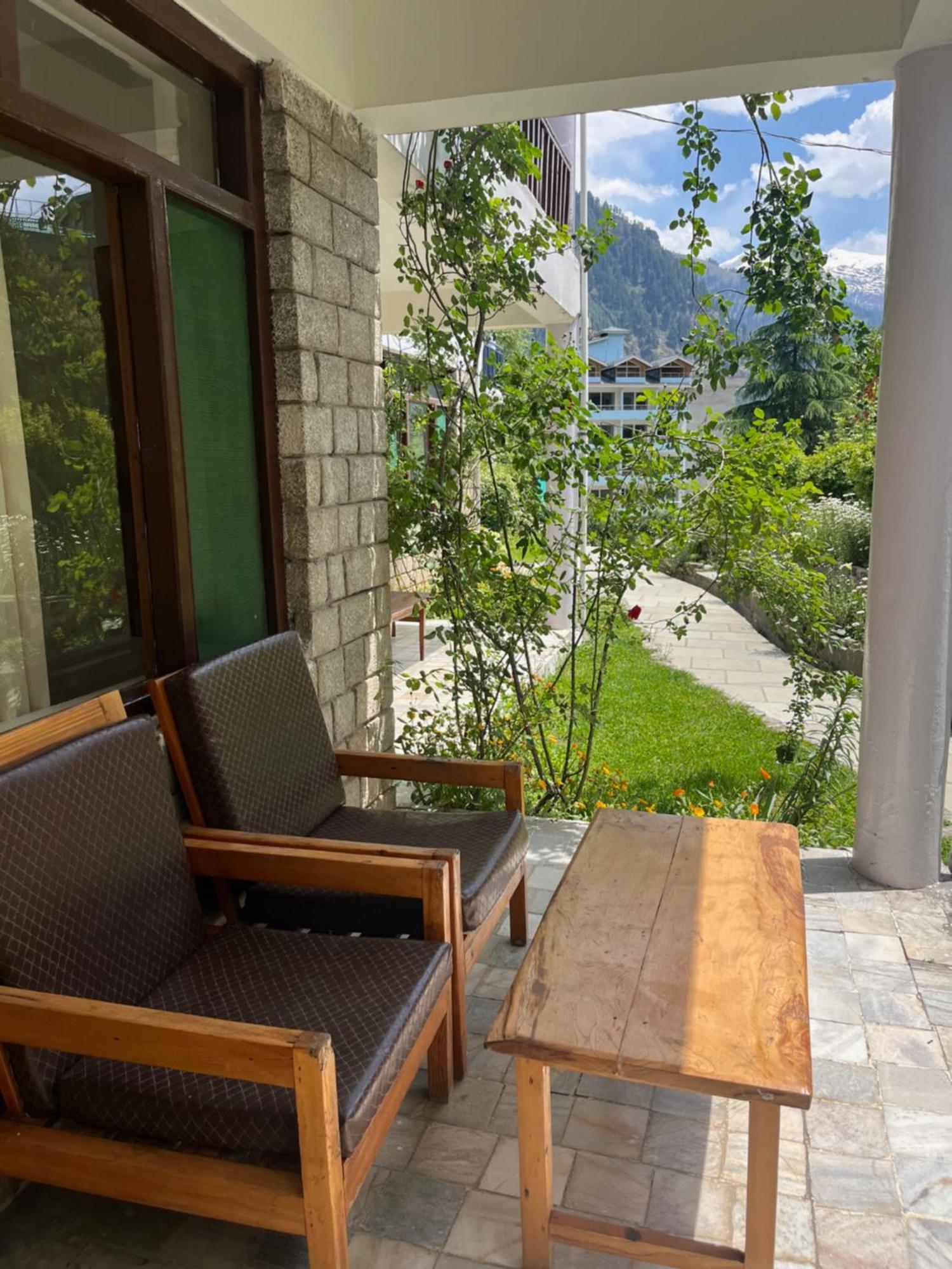 Tourist Hotel 10 Minutes Walking Distance From The Mall Manāli Екстериор снимка