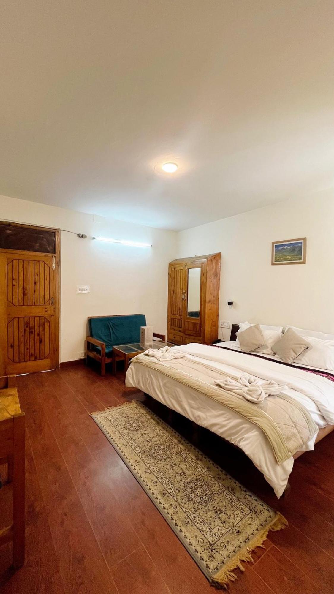 Tourist Hotel 10 Minutes Walking Distance From The Mall Manāli Екстериор снимка