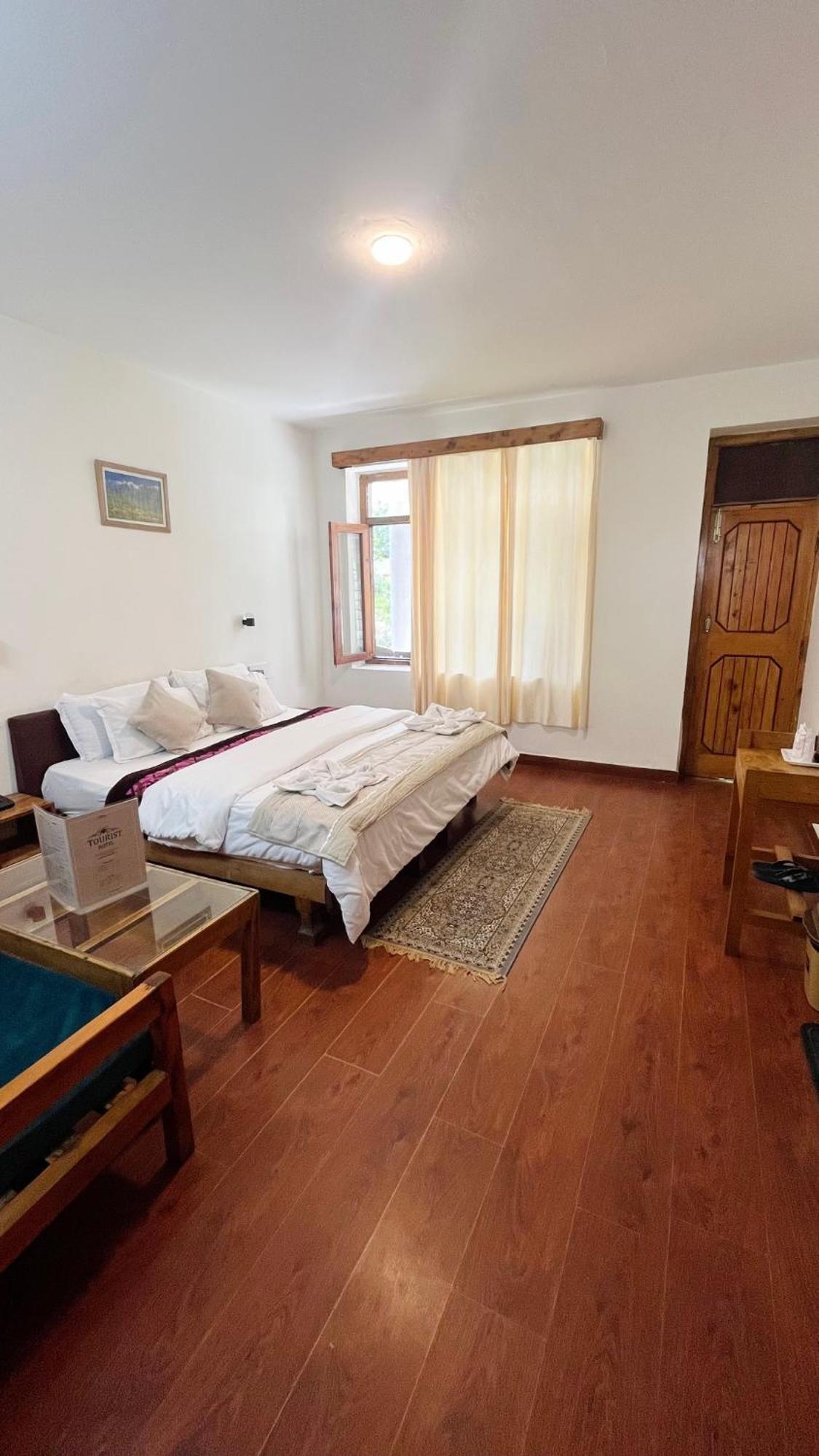 Tourist Hotel 10 Minutes Walking Distance From The Mall Manāli Екстериор снимка