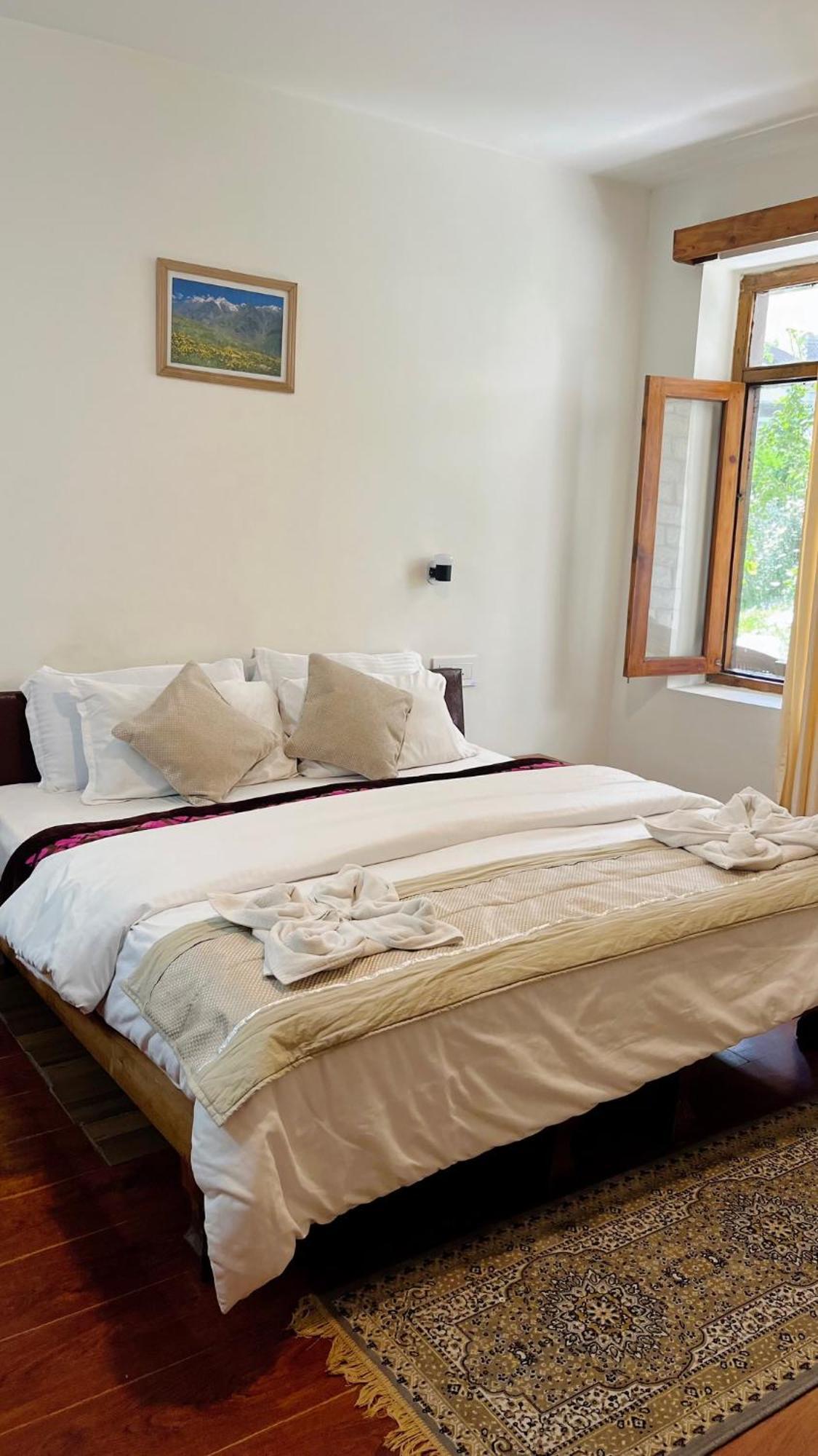 Tourist Hotel 10 Minutes Walking Distance From The Mall Manāli Екстериор снимка