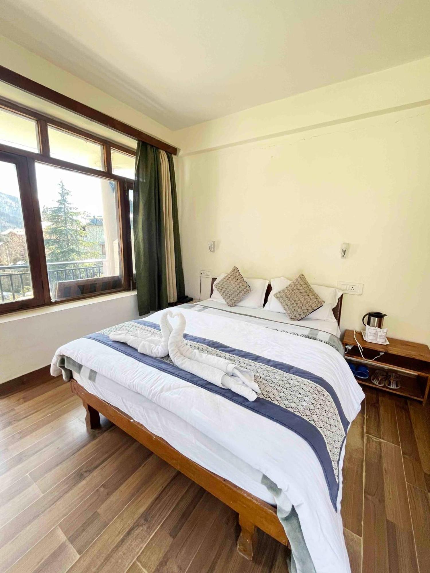 Tourist Hotel 10 Minutes Walking Distance From The Mall Manāli Екстериор снимка