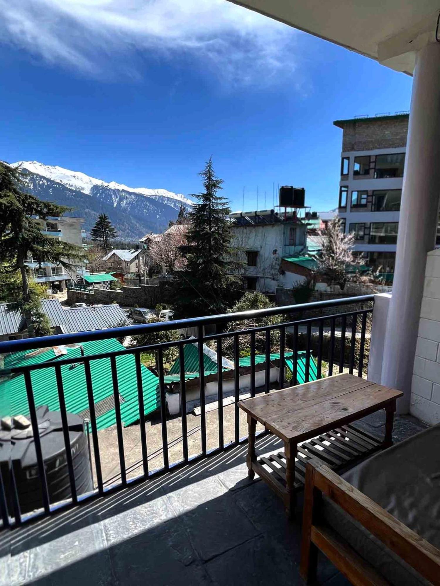 Tourist Hotel 10 Minutes Walking Distance From The Mall Manāli Екстериор снимка