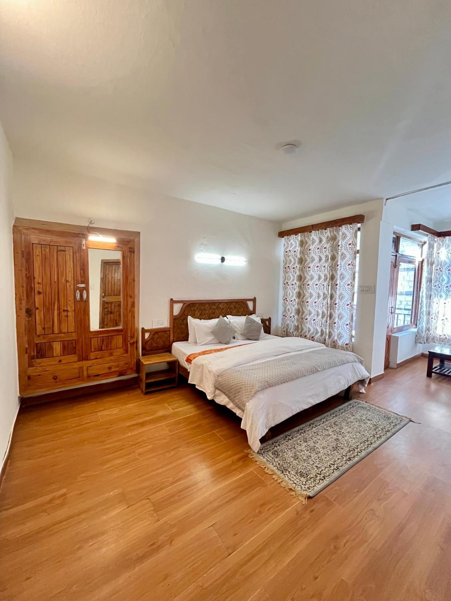 Tourist Hotel 10 Minutes Walking Distance From The Mall Manāli Екстериор снимка