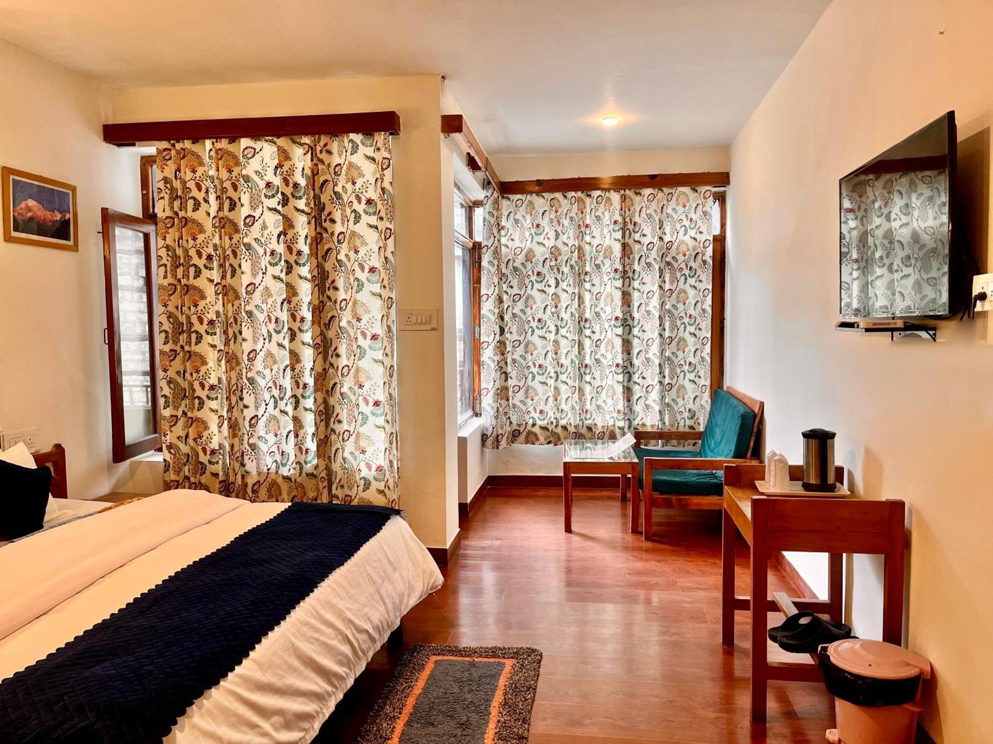 Tourist Hotel 10 Minutes Walking Distance From The Mall Manāli Екстериор снимка