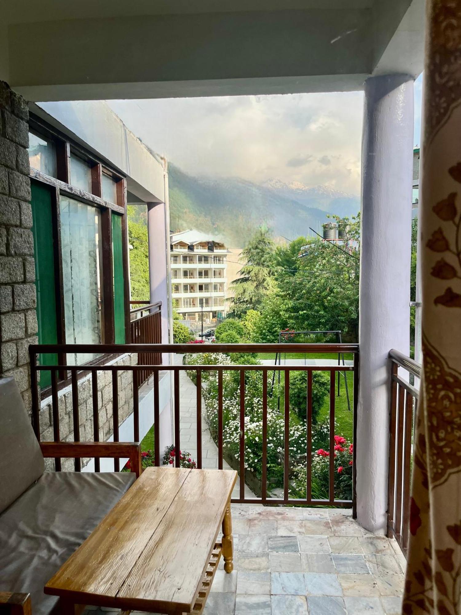 Tourist Hotel 10 Minutes Walking Distance From The Mall Manāli Екстериор снимка