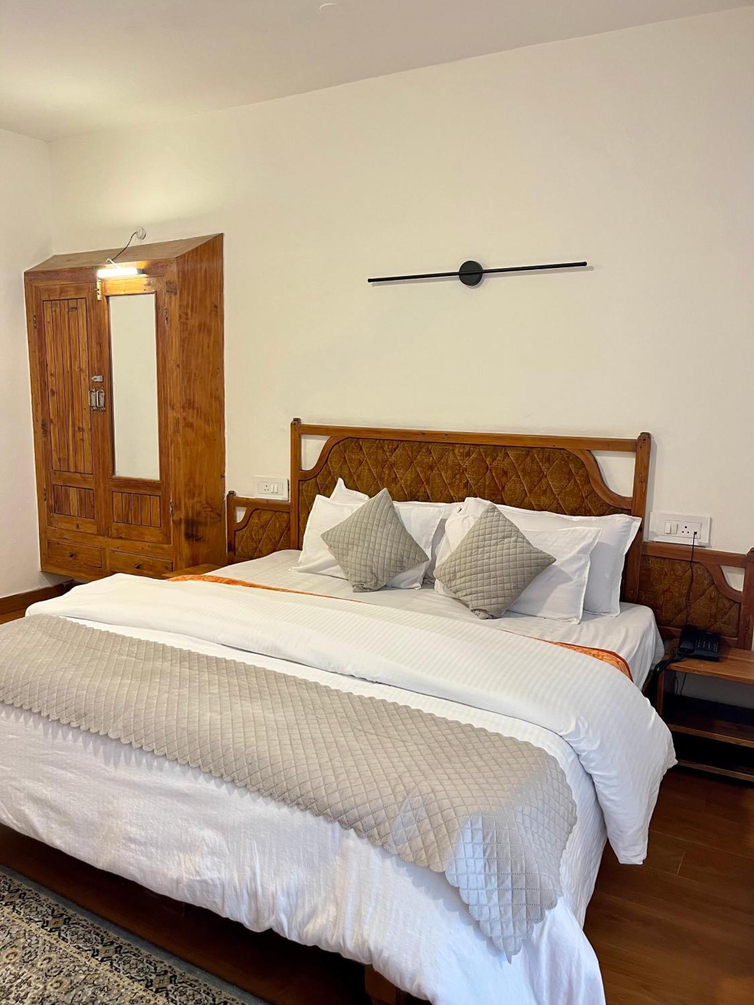 Tourist Hotel 10 Minutes Walking Distance From The Mall Manāli Екстериор снимка