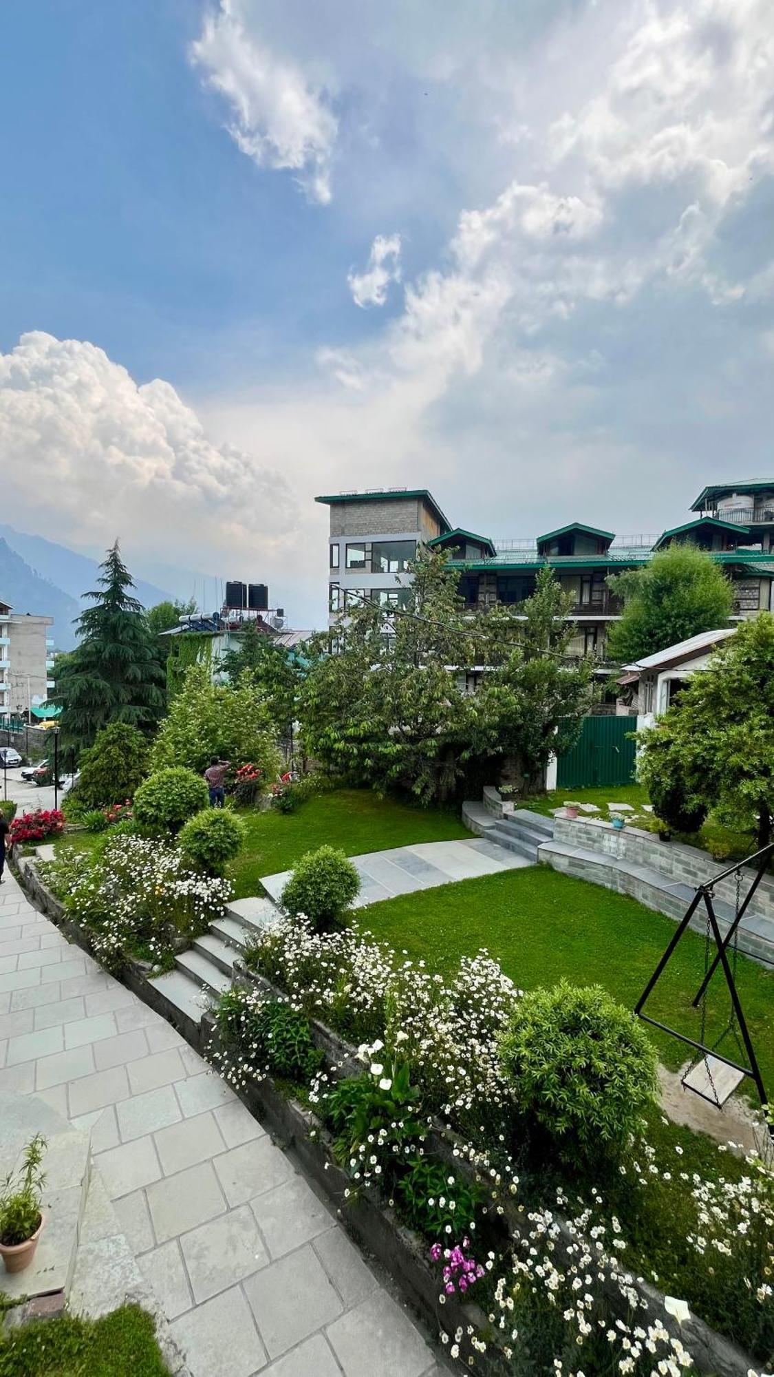 Tourist Hotel 10 Minutes Walking Distance From The Mall Manāli Екстериор снимка