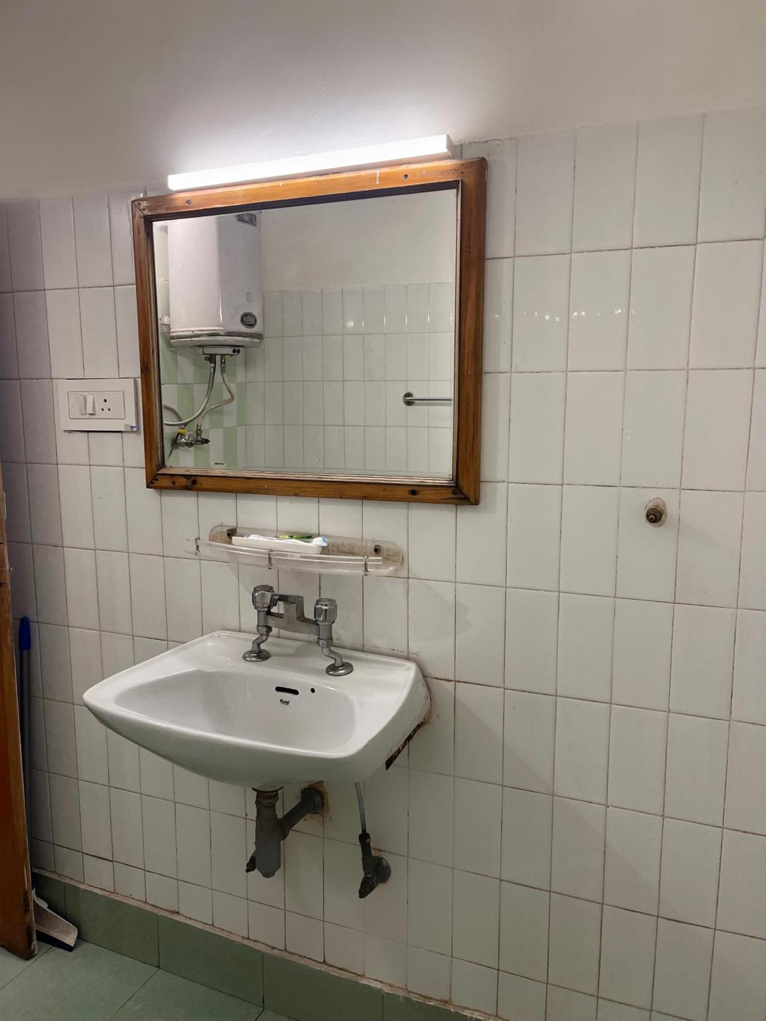 Tourist Hotel 10 Minutes Walking Distance From The Mall Manāli Екстериор снимка