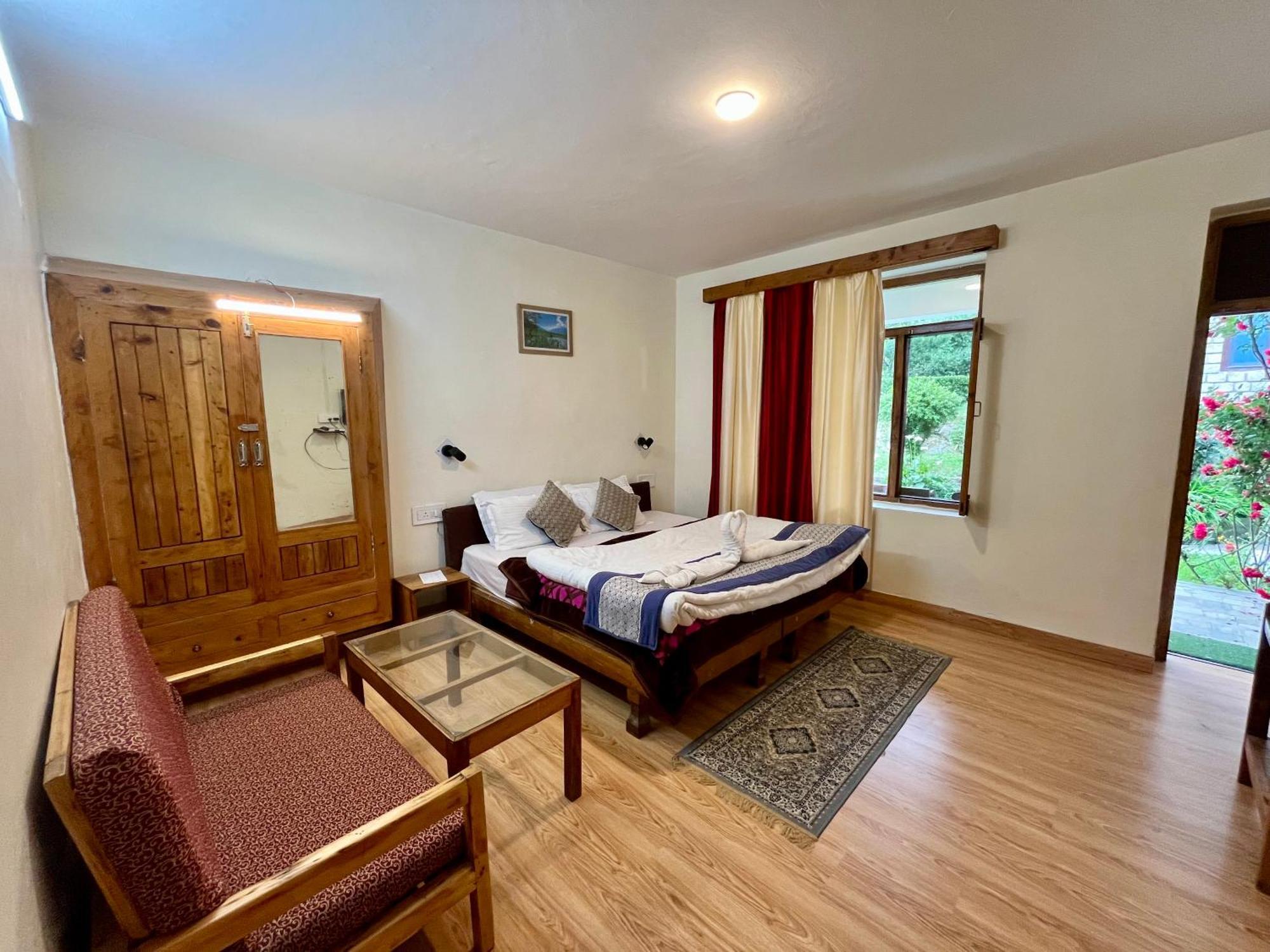 Tourist Hotel 10 Minutes Walking Distance From The Mall Manāli Екстериор снимка
