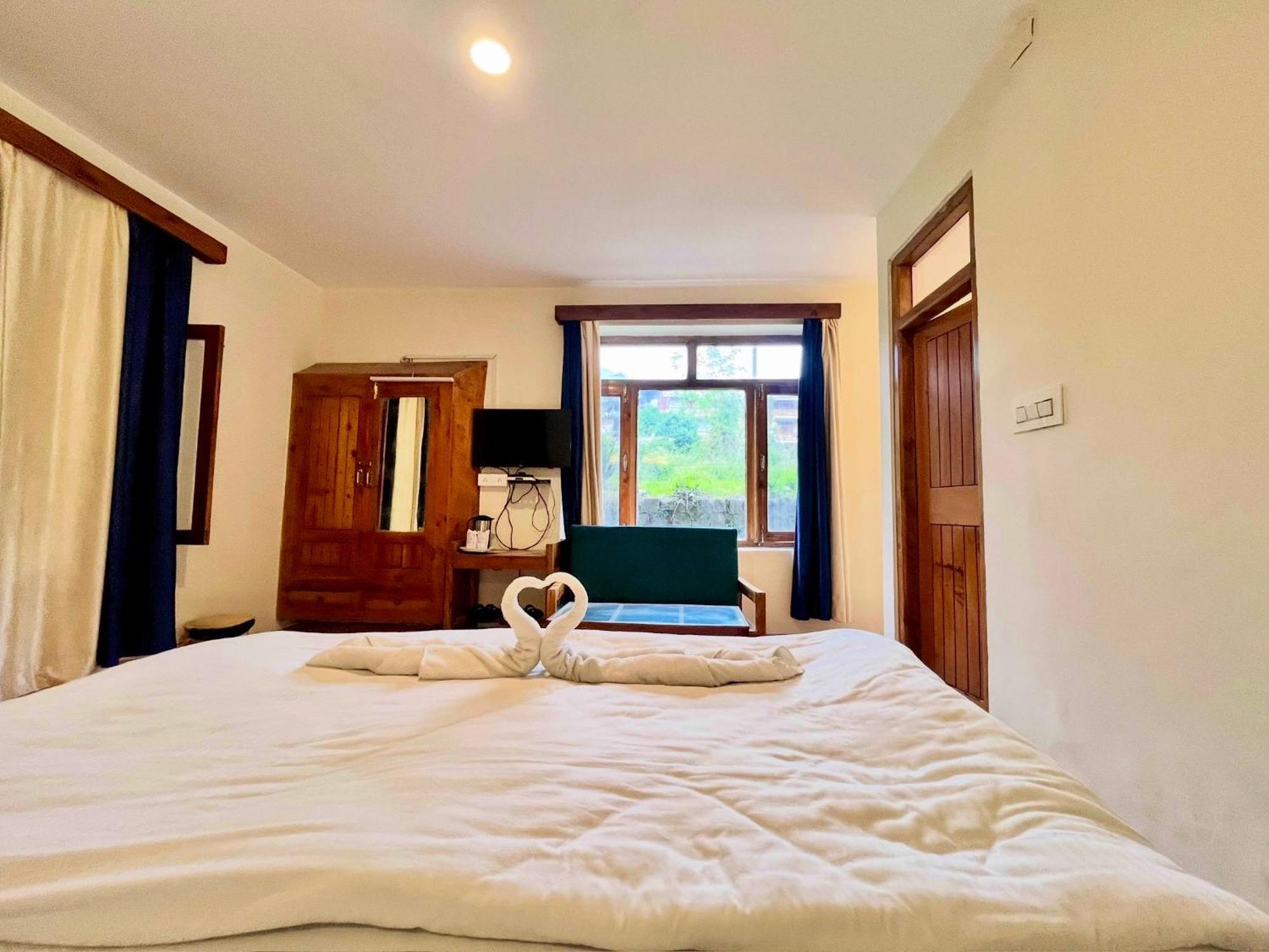 Tourist Hotel 10 Minutes Walking Distance From The Mall Manāli Екстериор снимка